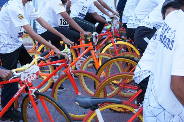 Kuala Lumpur Malasia Marzo 2019 Grupo Adolescentes Que Usan Bicicletas —  Fotos de Stock