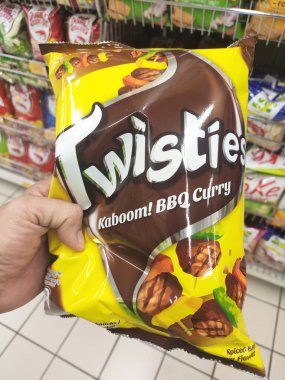 KUALA LUMPUR, MALAYSIA -APRIL 26, 2020: Markette raflarda satılık paketlenmiş çeşitli ürünler ve abur cuburların seçici odak noktası. Herkesin kendi fiyat etiketi var.. 