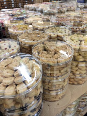 KUALA LUMPUR, MALAYSIA - 17 Mayıs 2020: Biskut dijual di dalam bekas plastik şeffaf dan diasingkan mengikut jenis dan harga. Dipamerkan di atas meja. Müslümanların bayramı için özel yapım..