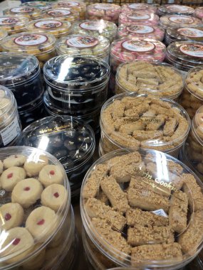 KUALA LUMPUR, MALAYSIA - 17 Mayıs 2020: Biskut dijual di dalam bekas plastik şeffaf dan diasingkan mengikut jenis dan harga. Dipamerkan di atas meja. Müslümanların bayramı için özel yapım..