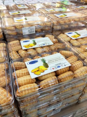 KUALA LUMPUR, MALAYSIA - 17 Mayıs 2020: Biskut dijual di dalam bekas plastik şeffaf dan diasingkan mengikut jenis dan harga. Dipamerkan di atas meja. Müslümanların bayramı için özel yapım..