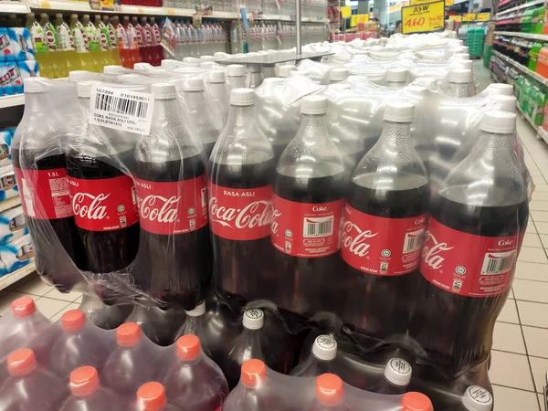 Kuala Lumpur Malaysia October 2018 Coca Cola Italok Nagy Palackokban — Stock Fotó