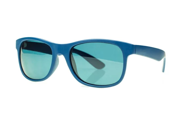 Blaue Sonnenbrille auf weißem Grund — Stockfoto