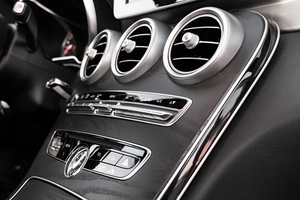 Control de aire acondicionado interior del coche de lujo y cubierta de ventilación Fotos de stock libres de derechos