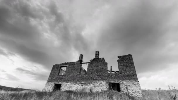 Nubes Sobre Ruina Una Casa Time Lapse — Vídeo de stock