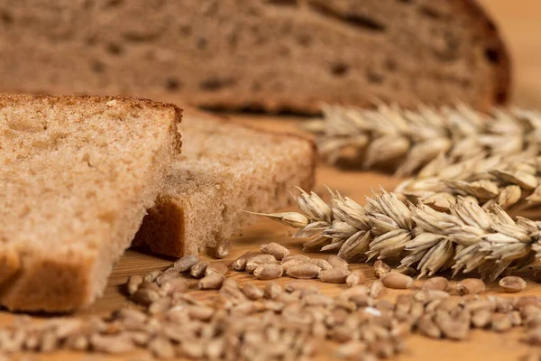 Buğday ekmeği ve tahıl kulakları