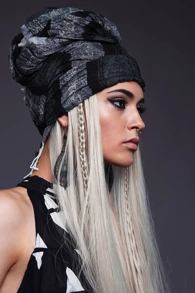Bedouin flicka med ljus makeup bär en turban. — Stockfoto