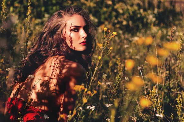 Mujer en el jardín. Niña flores paisaje . — Foto de Stock