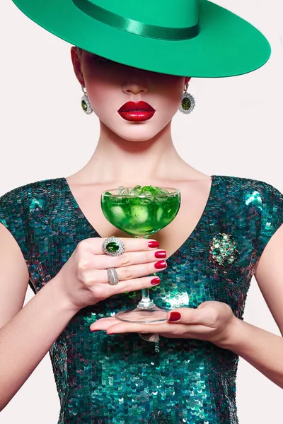 Fille dans un chapeau vert avec un cocktail à la main . — Photo