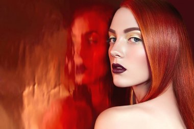 Studio düz uzun saçlı güzel kızıl saçlı kız.