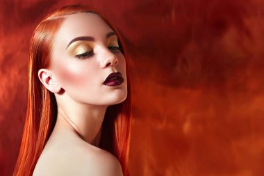 Studio düz uzun saçlı güzel kızıl saçlı kız.