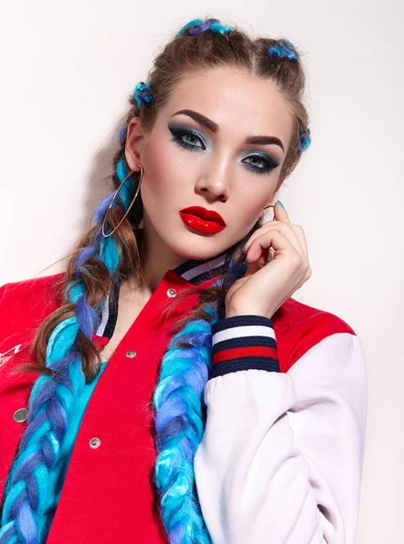 Hermosa Joven Con Largas Trenzas Brillantes Pelo Azul Tejido Maquillaje —  Fotos de Stock