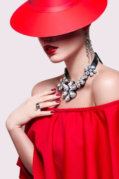 Schönes junges Mädchen in rotem Kleid und rotem Hut. — Stockfoto