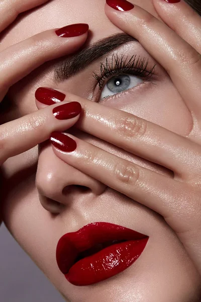 Hermosa Joven Estudio Sobre Fondo Gris Retrato Cerca Peinado Peinado — Foto de Stock