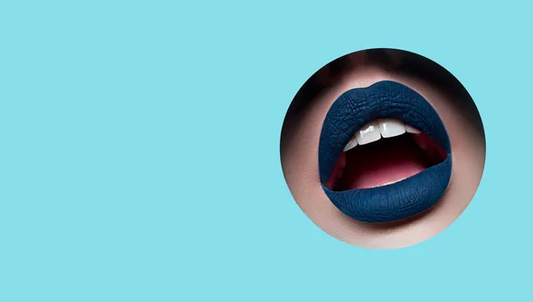 Lábios Brilhantes Rechonchudos Bonitos Com Batom Fosco Azul Olhar Para — Fotografia de Stock