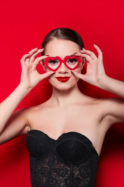 Retrato Uma Bela Jovem Menina Alegre Com Batom Vermelho Usando — Fotografia de Stock