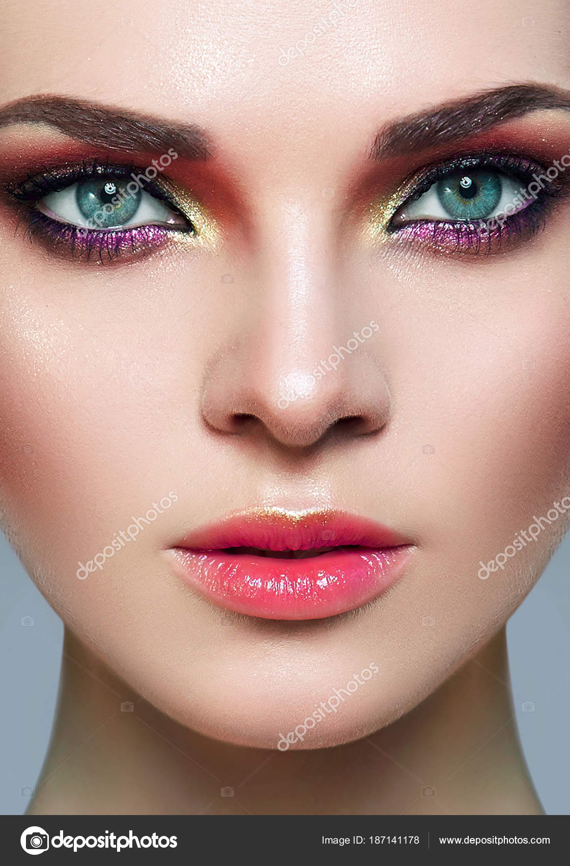 Menina Bonita Bem Tratada Com Maquiagem Brilhante Pele Lisa Estúdio fotos,  imagens de © EkaterinaJurkova #187140792
