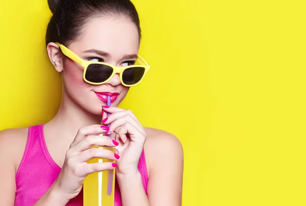 Beautiful Cheerful Cheerful Young Girl Sunglasses Wearing Yellow Glasses Yellow — Stock Photo, Image