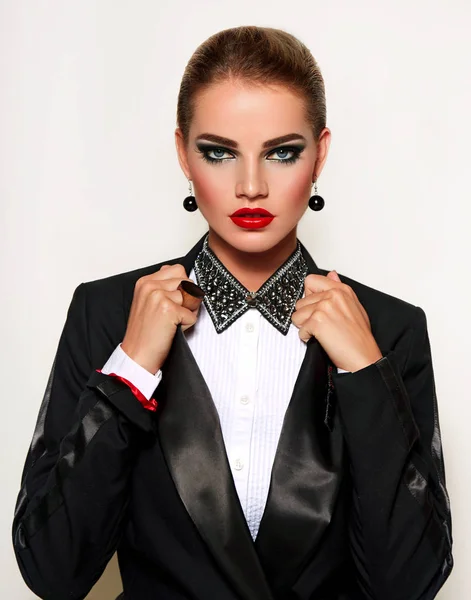 Ein Mädchen Modischer Kleidung Schöne Frau Schwarzer Jacke Und Weißem — Stockfoto