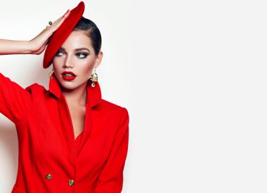 Güzel bir genç kız kırmızı bir ceket ve kırmızı beret.fashion, Güzellik, giyim, şapka, makyaj, aksesuarlar, makyöz, butik, Güzellik Salonu.