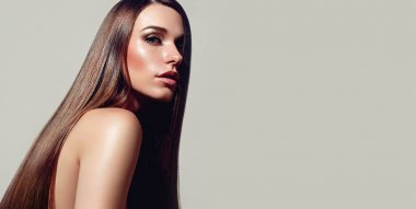 Çok uzun, düz İpeksi saçlar. Uzun saçlı kız. Keratin doğrultma. Saç Bakımı.