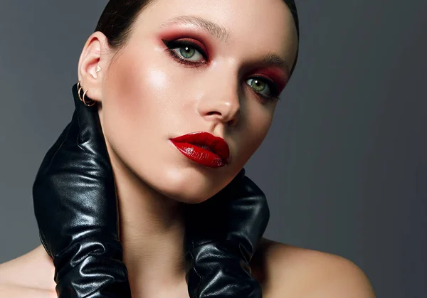 明るいメイク 赤い唇と黒の革の手袋を持つ美しい若い女性のイメージ 吸血鬼の女 — ストック写真