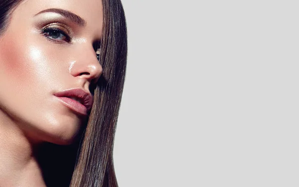 Retrato Una Hermosa Joven Con Maquillaje Natural Pelo Bien Cuidado — Foto de Stock