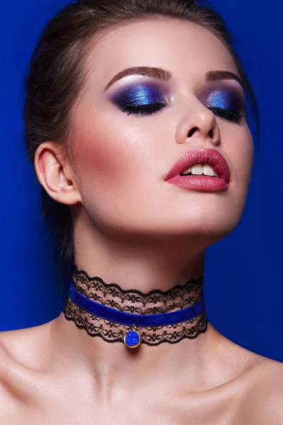 Menina Bonita Com Cabelo Ondulado Fluindo Maquiagem Brilhante Tons Azuis — Fotografia de Stock
