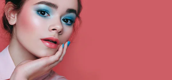 Menina Moda Com Corte Cabelo Elegante Infla Uma Goma Mascar — Fotografia de Stock