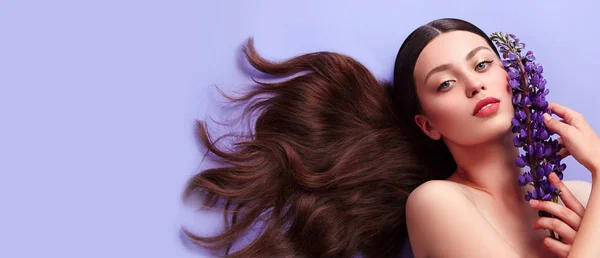 Menina Moda Com Corte Cabelo Elegante Infla Uma Goma Mascar — Fotografia de Stock