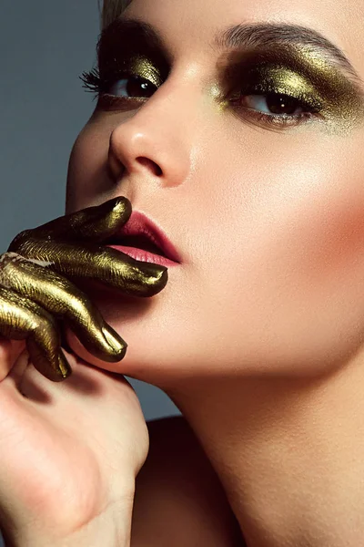 Menina Com Maquiagem Ouro Dedos Ouro Linda Loira Com Olhos — Fotografia de Stock