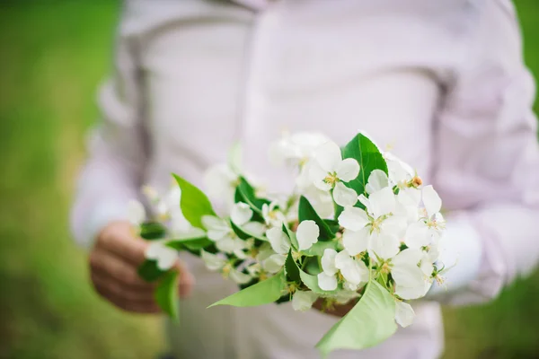 Novia sosteniendo ramo de manzano en flor el día de la boda , — Foto de Stock