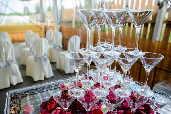 Coloridas copas de boda con champán — Foto de Stock