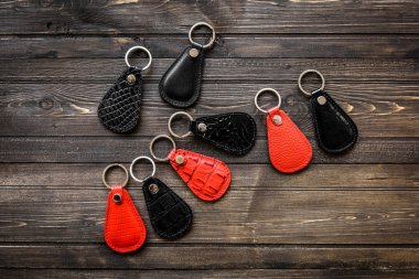 Deri anahtarlık, ahşap arka plan üzerinde bağlı anahtarlar