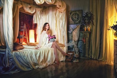 Gelinler sabah seksi sarışın gelin buketi elleri.