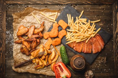 Kızarmış tavuk kanadı ve patates kızartması.