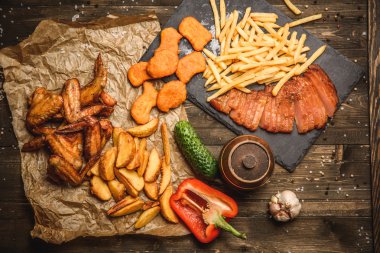 Kızarmış tavuk kanadı ve patates kızartması.