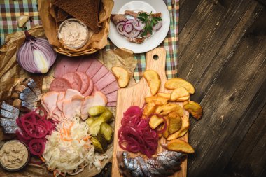 ringa balığı ve ahşap arka plan üzerinde snack