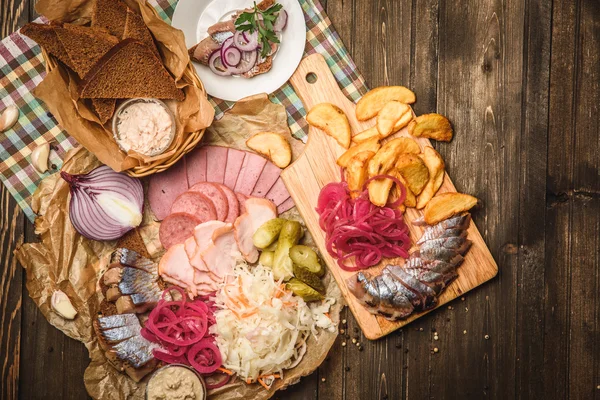 Arenque y merienda sobre fondo de madera — Foto de Stock