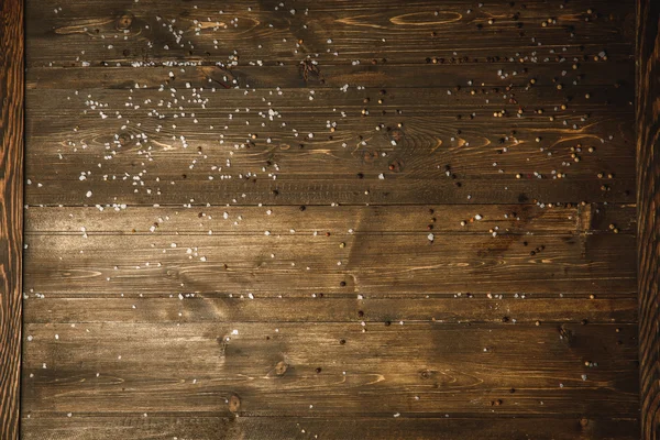 Sal y pimienta en una tabla de madera — Foto de Stock