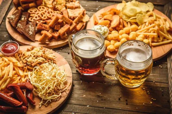 aperatifler bira ahşap arka plan en iyi görünüm için