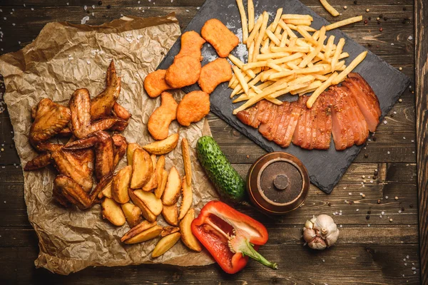 Alas de pollo frito con papas fritas — Foto de Stock