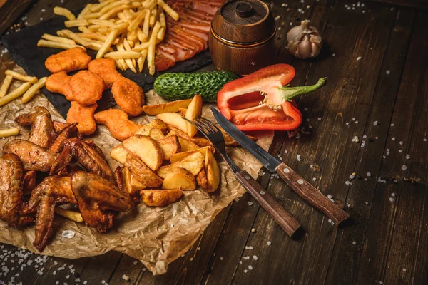 Kızarmış tavuk kanadı ve patates kızartması.