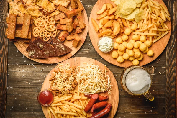 Snacks para cerveza sobre fondo de madera vista superior — Foto de Stock