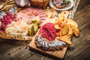 ringa balığı ve ahşap arka plan üzerinde snack
