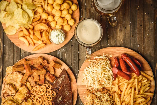 aperatifler bira ahşap arka plan en iyi görünüm için