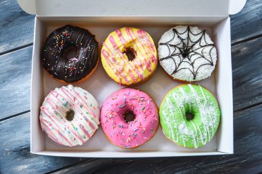 Kutusunda renkli donut