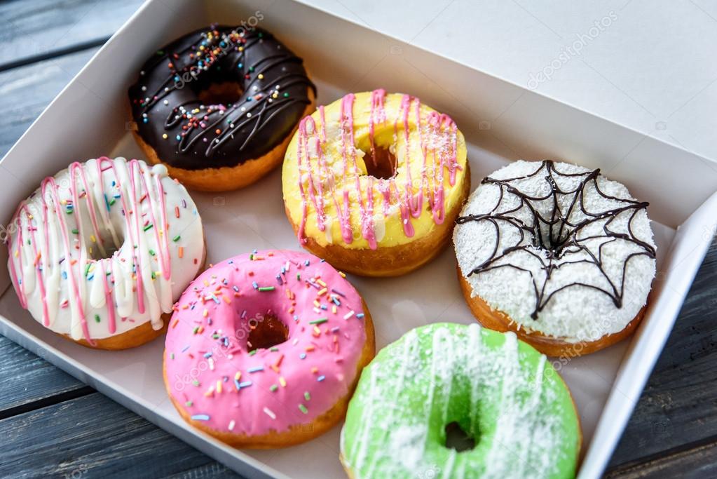 Donuts colores | Donuts de colores en caja — Foto de stock © photokirov