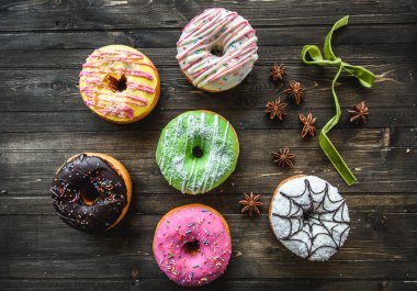 Çok renkli donut yelpazesine