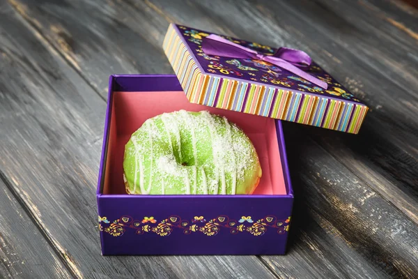 Donut de colores en una hermosa caja de regalo púrpura — Foto de Stock
